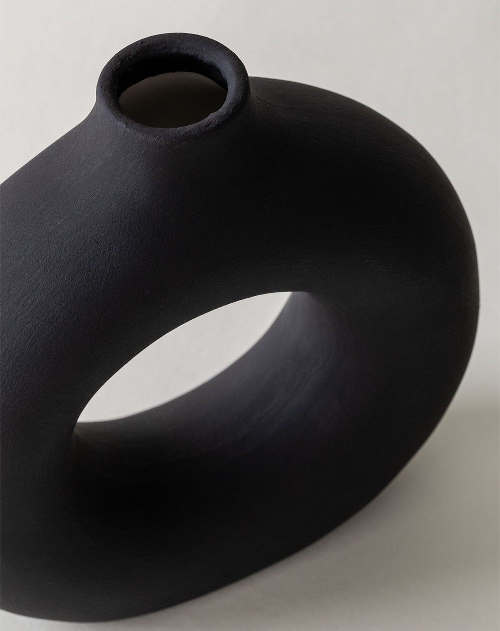 Black Vase for Pampas Grass, Black Vases Home Decor, Black Ceramic Vase, Black Round Vase, Black Room Decor, Clay Vase Black, Black Donut Vase Modern Decor, 7.5" Tall