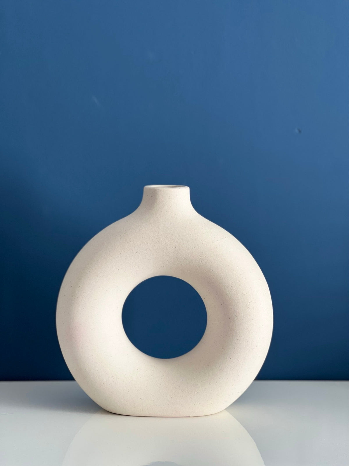 Small White Donut Vase Ceramic Vase For Pampas Grass Dried Flowers